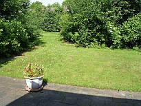 Blick von der Terrasse in den Garten
